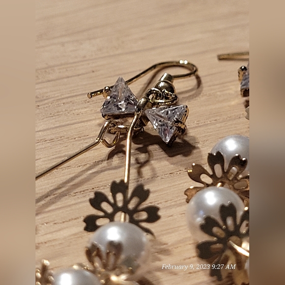 Pearl and Gold Plated Earrings - Picture 2 of 3